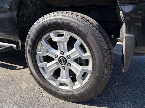 Used 2024 Nissan Titan SV w/ SV Convenience Package image 2