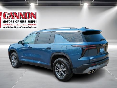 Used 2025 Chevrolet Traverse LT image 3