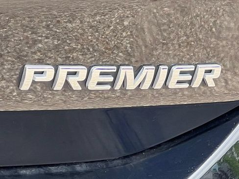 Used 2022 Chevrolet Equinox Premier AWD/4WD image 2