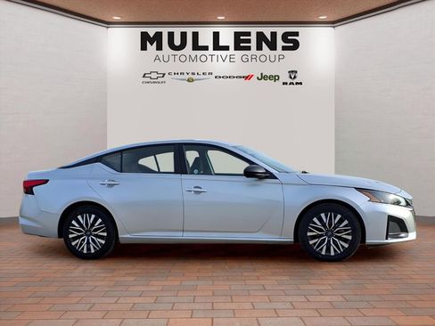 Used 2024 Nissan Altima 2.5 SV image 4