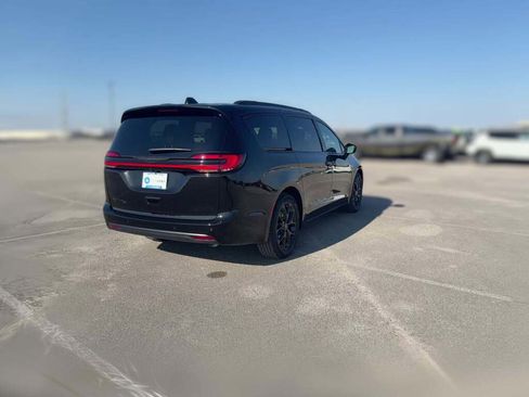 New 2026 Chrysler Pacifica Select image 11