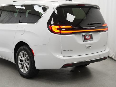 Certified 2025 Chrysler Pacifica Select AWD/4WD image 13