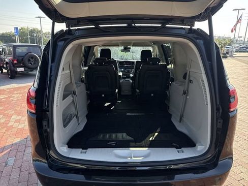 Used 2023 Chrysler Pacifica Touring-L FWD image 27