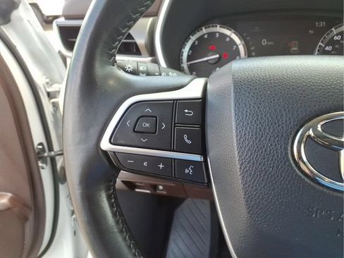 Used 2022 Toyota Highlander XLE AWD/4WD image 16