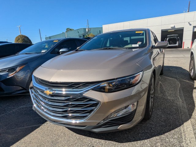 Used 2022 Chevrolet Malibu LT w/ Leather Package FWD image 2