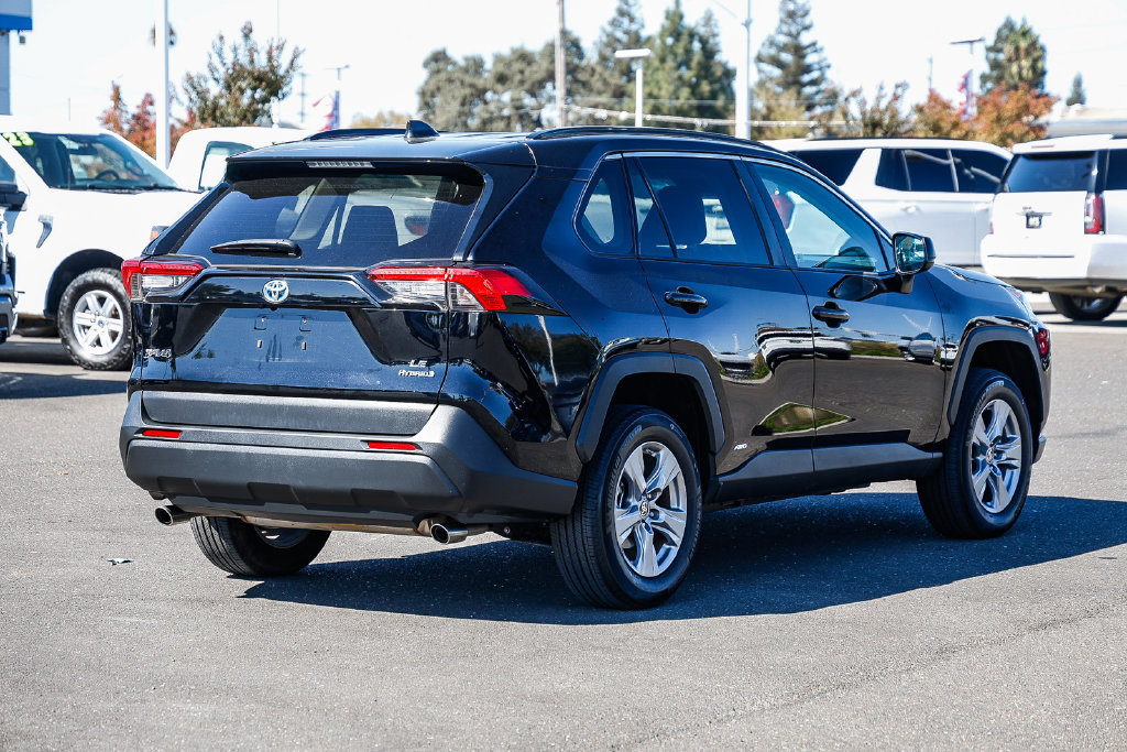 Used 2022 Toyota RAV4 LE AWD/4WD image 4