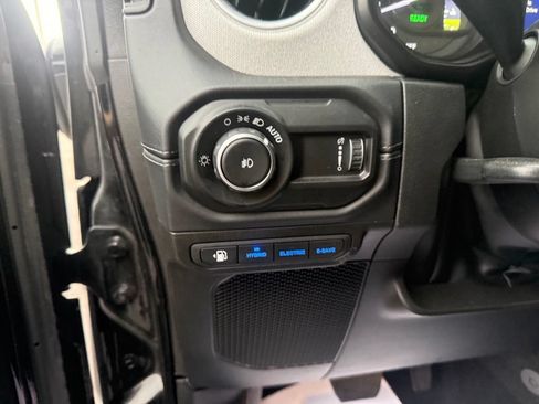 Used 2025 Jeep Wrangler Unlimited Sahara w/ Safety Group AWD/4WD image 15