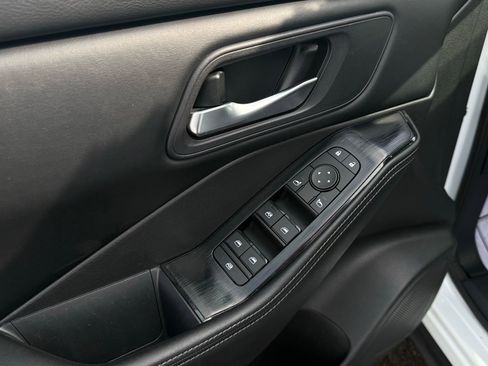 Used 2024 Nissan Rogue SV image 36