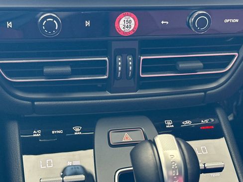 Used 2025 Porsche Macan image 25