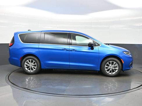 New 2026 Chrysler Pacifica Select AWD/4WD image 10