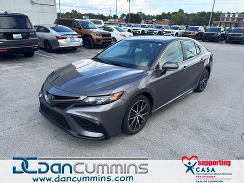 Used 2022 Toyota Camry SE FWD image 1