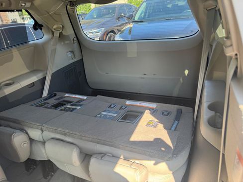 Used 2017 Toyota Sienna XLE w/ XLE Navigation Package FWD image 17