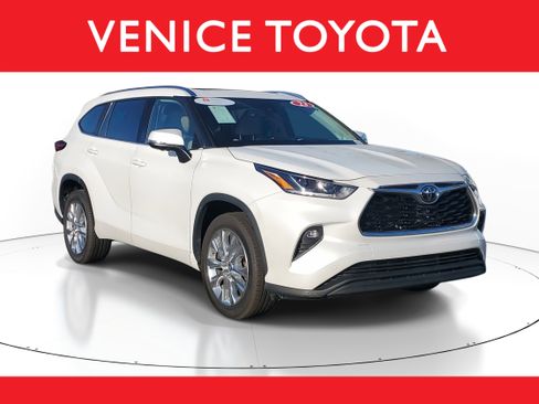 Used 2023 Toyota Highlander Limited image 1