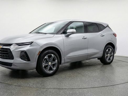 Used 2025 Chevrolet Blazer LT image 3