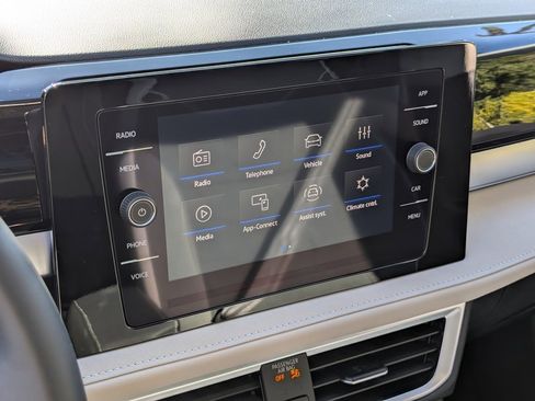 Used 2025 Volkswagen Taos SE w/ Panoramic Sunroof Package image 18