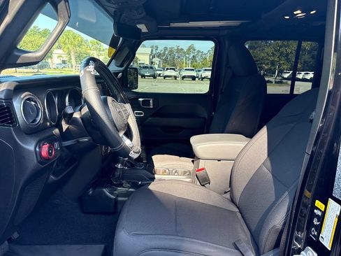 Used 2023 Jeep Wrangler Unlimited Sahara AWD/4WD image 4