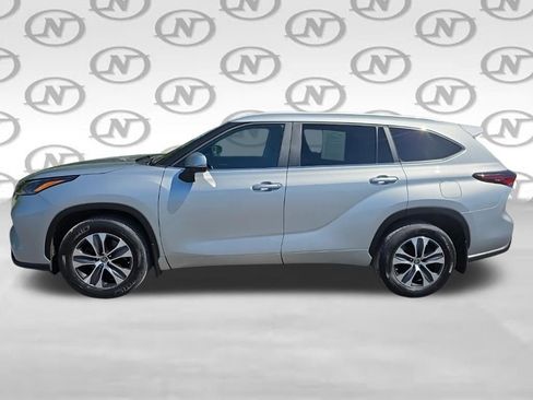 Used 2024 Toyota Highlander XLE AWD/4WD image 9