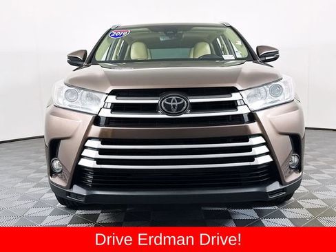 Used 2019 Toyota Highlander XLE FWD image 2