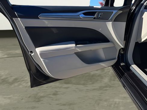 Used 2020 Ford Fusion SE image 23