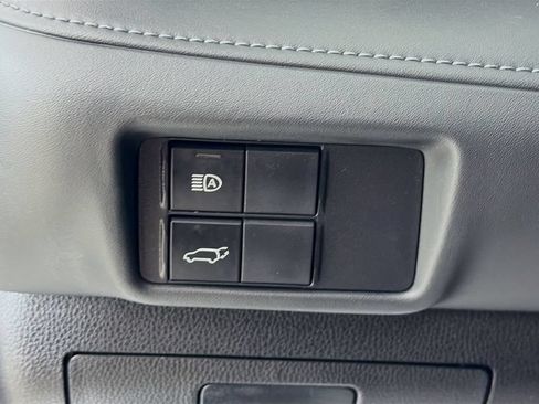 Used 2022 Toyota Highlander XLE AWD/4WD image 11