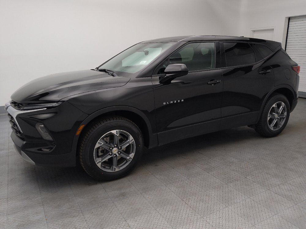 Used 2025 Chevrolet Blazer LT FWD image 2