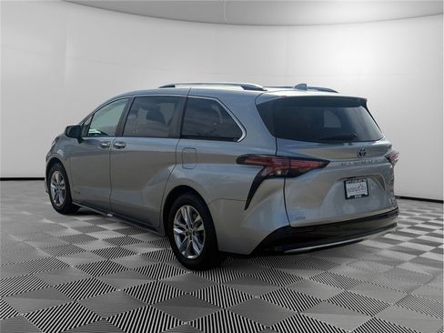Used 2021 Toyota Sienna Limited AWD/4WD image 3