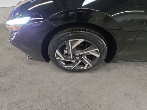 Certified 2025 Hyundai Elantra Limited FWD image 9