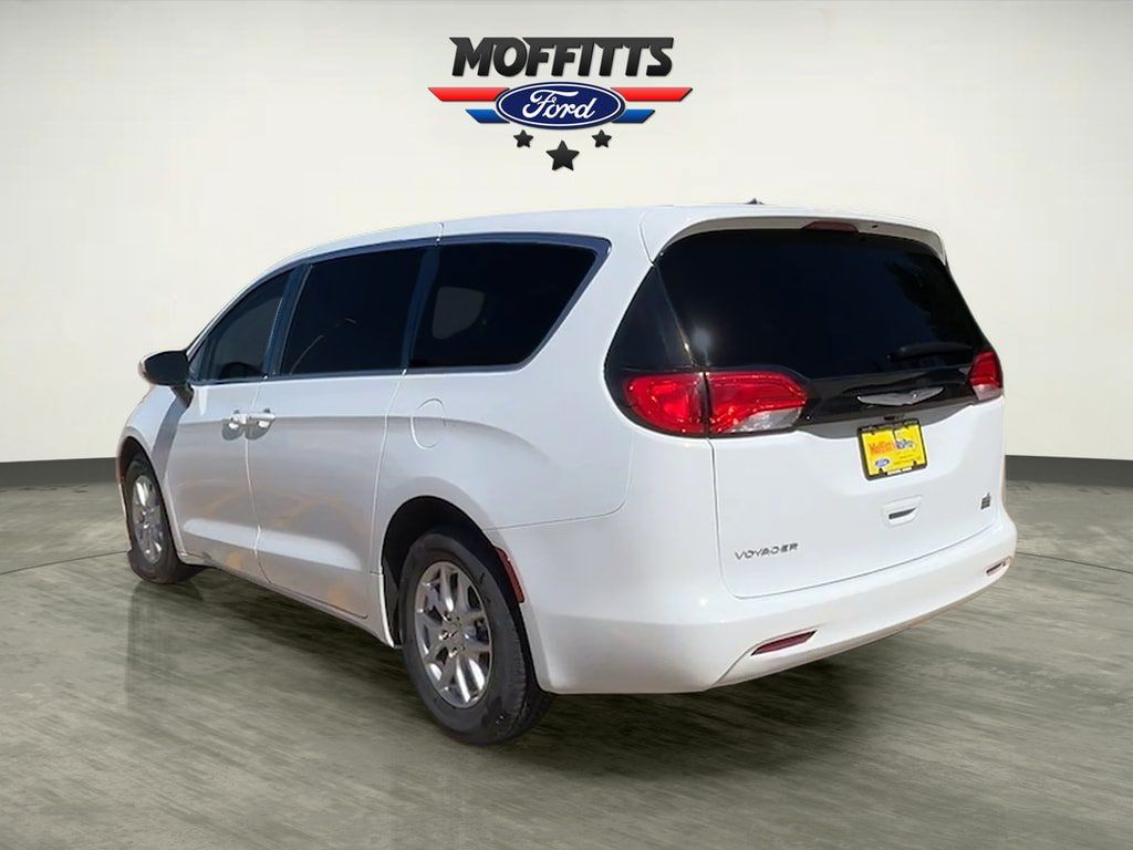 Used 2023 Chrysler Voyager LX FWD image 3
