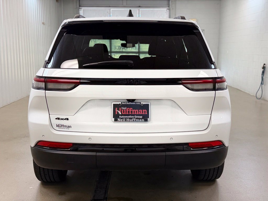 Used 2022 Jeep Grand Cherokee Altitude AWD/4WD image 6
