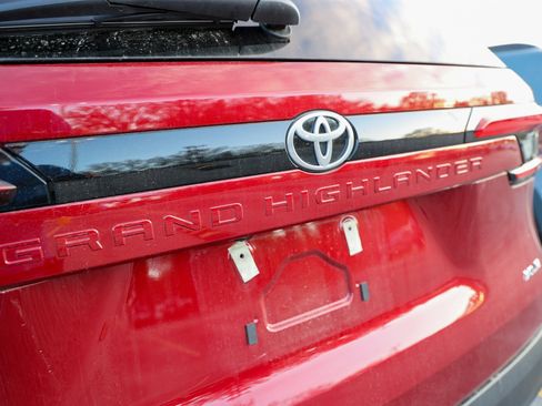 Used 2026 Toyota Grand Highlander XLE image 10