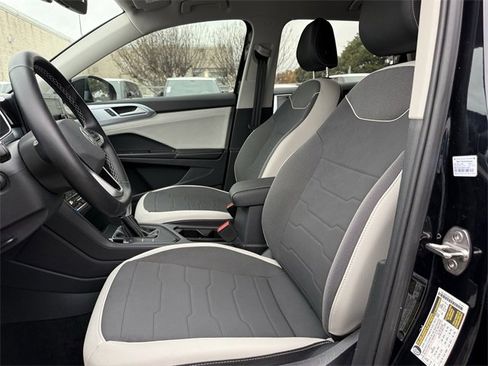 Certified 2025 Volkswagen Taos SE image 24