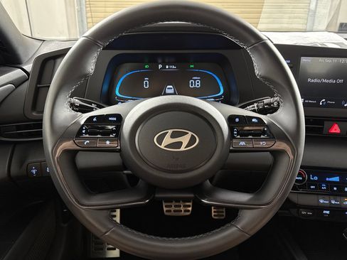 Used 2025 Hyundai Elantra Sport FWD image 17