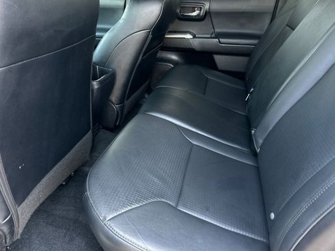 Used 2022 Toyota Tacoma Limited w/ Black Out Package (TMS) AWD/4WD image 12