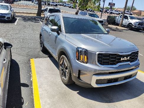 Used 2024 Kia Telluride S w/ S Sunroof Package FWD image 3