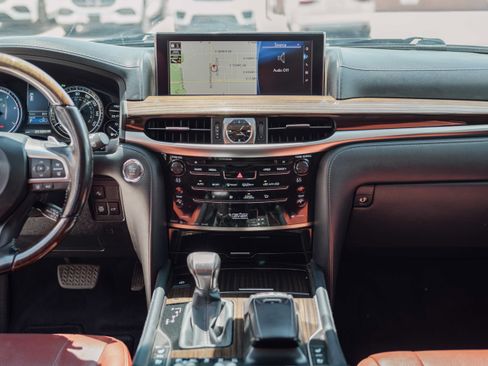 Used 2017 Lexus LX 570 4WD w/ Luxury Package image 7