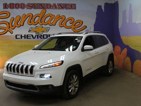 Used 2016 Jeep Cherokee Limited w/ Luxury Group AWD/4WD image 2