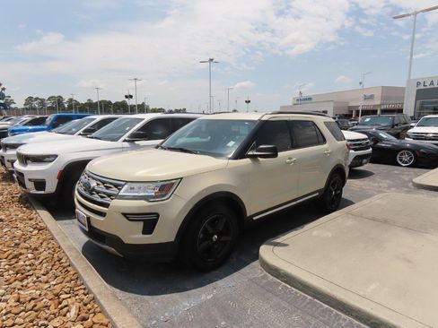 Used 2018 Ford Explorer XLT FWD image 2