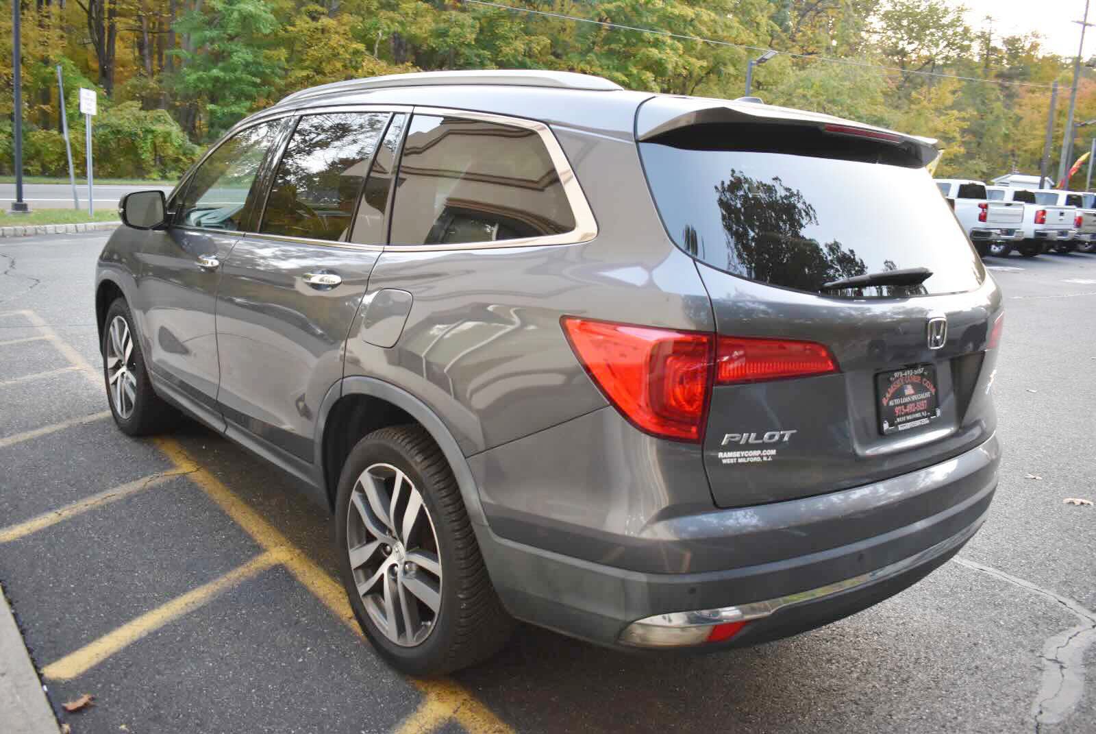 Used 2017 Honda Pilot Elite image 2