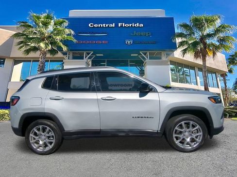Used 2024 Jeep Compass Latitude image 4