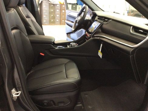 New 2025 Jeep Grand Cherokee Limited w/ Black Appearance Package image 36