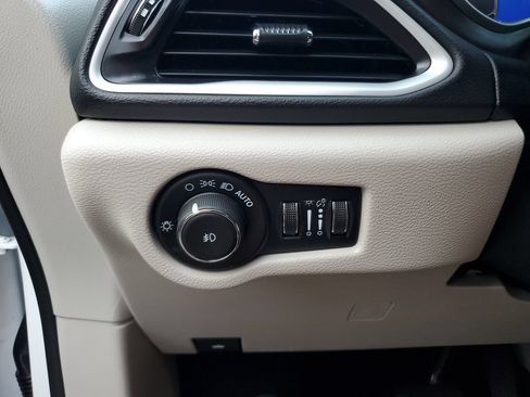 Used 2024 Chrysler Pacifica Touring-L FWD image 28