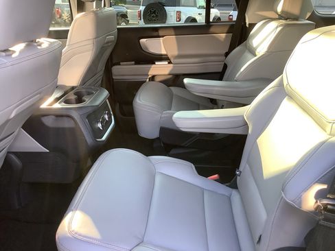 Used 2025 Ford Expedition Active AWD/4WD image 10