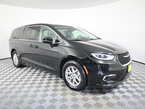 Used 2024 Chrysler Pacifica Touring-L FWD image 9