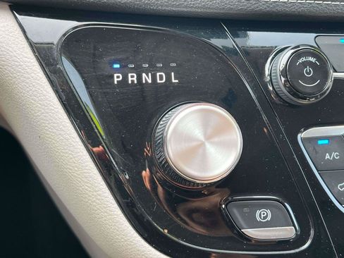 Used 2024 Chrysler Pacifica Limited FWD image 11