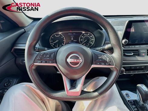 Used 2025 Nissan Altima 2.5 SV FWD image 14