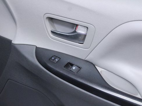 Used 2020 Toyota Sienna LE image 10