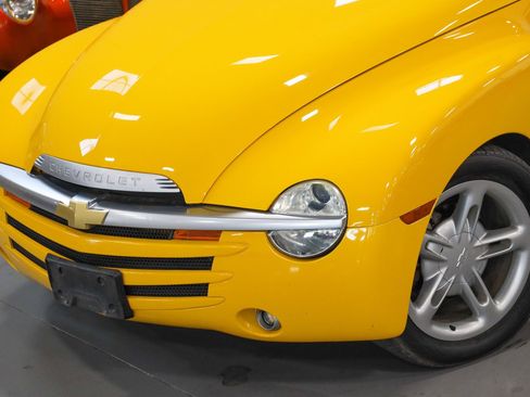 Used 2004 Chevrolet SSR w/ Preferred Equipment Group image 3