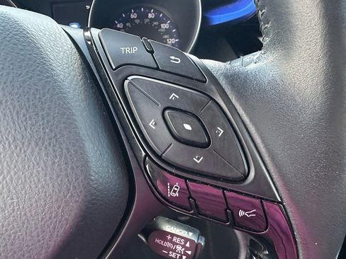 Used 2022 Toyota C-HR XLE image 15