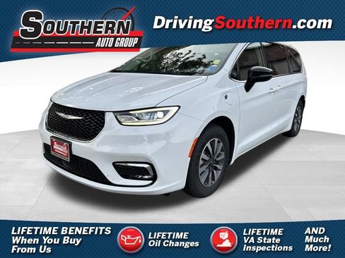 Used 2024 Chrysler Pacifica Limited FWD image 1
