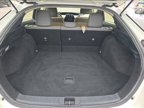 Used 2017 Toyota Prius FWD image 3